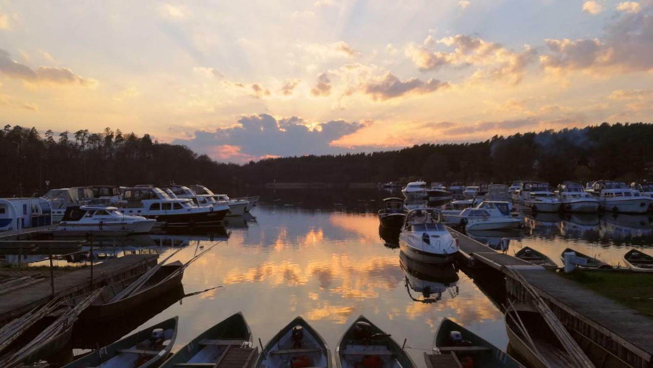 Marina Eldenburg - Ferienhäuser und Bootsverleih am Tor zur Müritz Waren  Exterior foto
